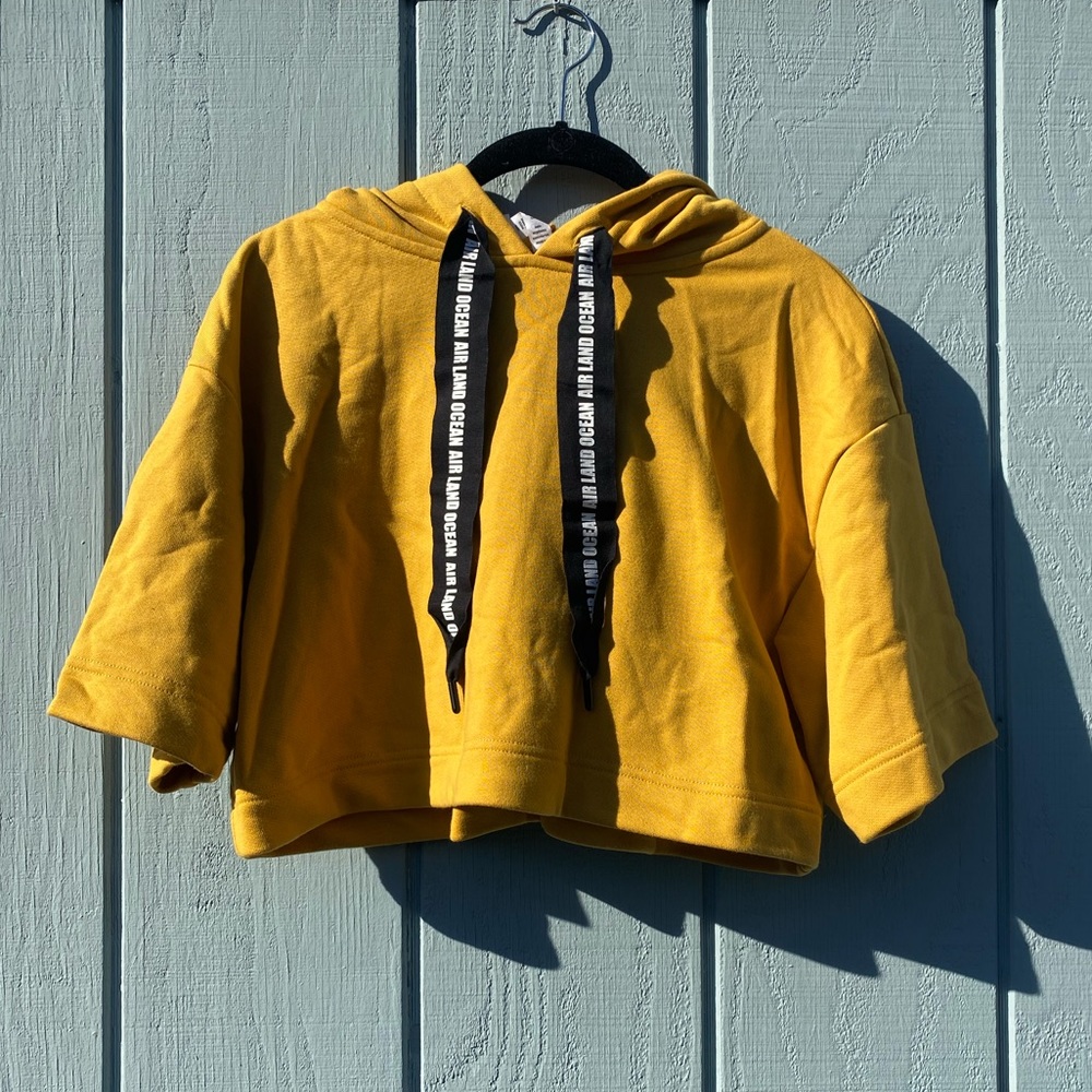 Never worn Alo cropped hoodie in mustard; size S